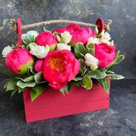 Композиция из 7 коралловых пионов в ящике