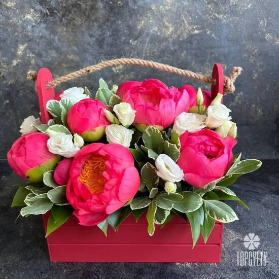 Композиция из 7 коралловых пионов в ящике