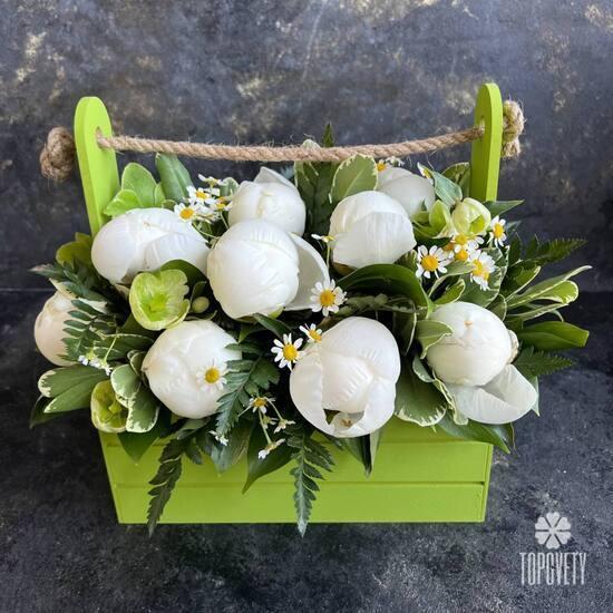 Деревянный ящик из 13 белых пионов 