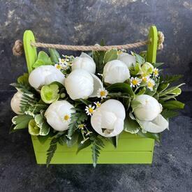 Деревянный ящик из 13 белых пионов 