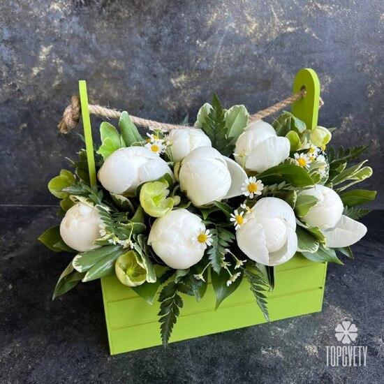 Деревянный ящик из 13 белых пионов 