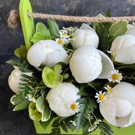 Деревянный ящик из 13 белых пионов 