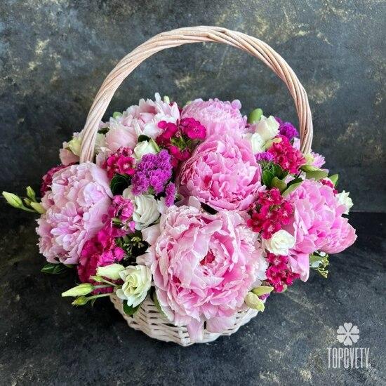 Композиция из 7 розовых пионов и эустомы в корзине 