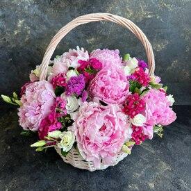 Композиция из 7 розовых пионов и эустомы в корзине 