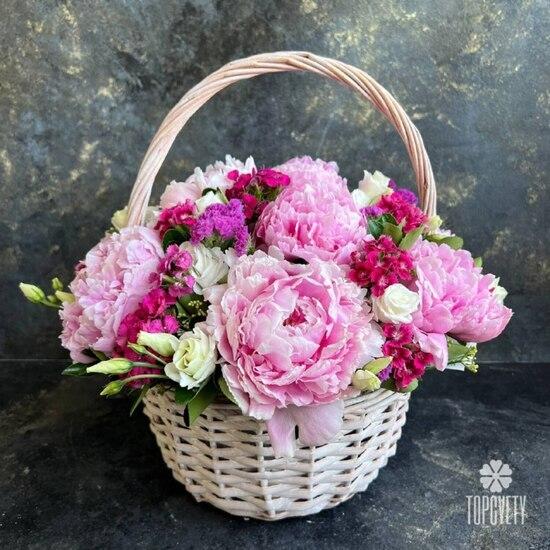 Композиция из 7 розовых пионов и эустомы в корзине 