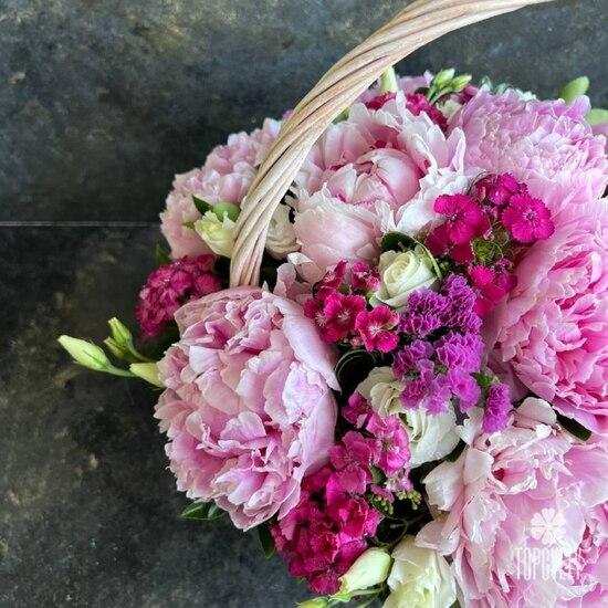 Композиция из 7 розовых пионов и эустомы в корзине 