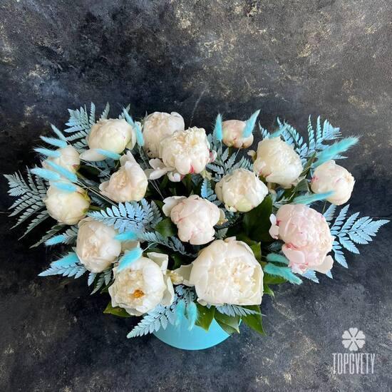 Шляпная коробка из 17 белых пионов