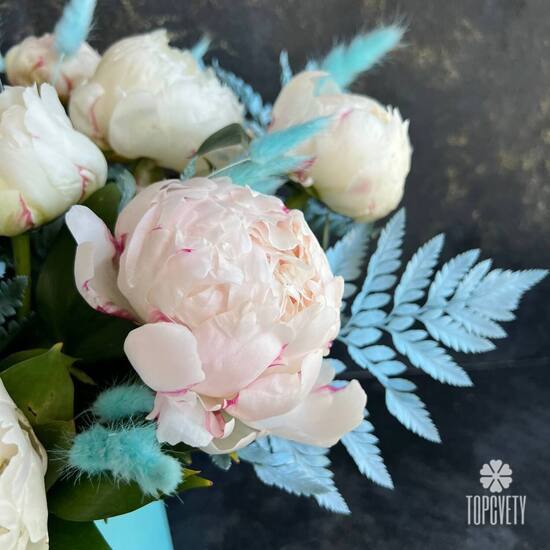 Шляпная коробка из 17 белых пионов