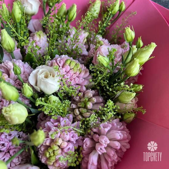 Букет из гиацинтов и кустовых роз