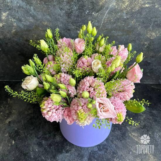 Букет из гиацинтов и эустом в коробке 