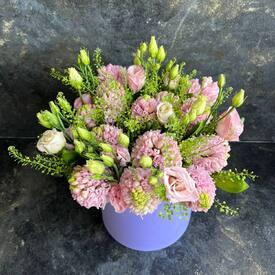 Букет из гиацинтов и эустом в коробке 