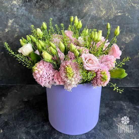 Букет из гиацинтов и эустом в коробке 