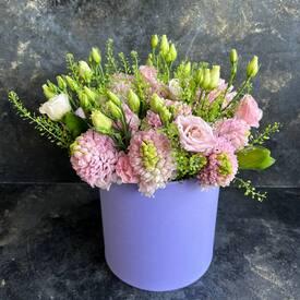 Букет из гиацинтов и эустом в коробке 