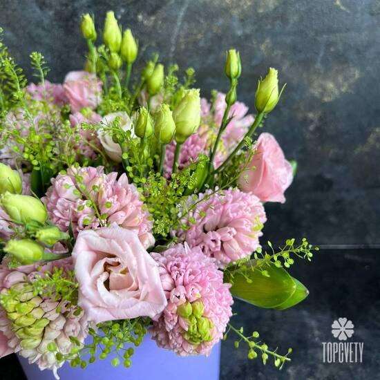 Букет из гиацинтов и эустом в коробке 