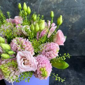 Букет из гиацинтов и эустом в коробке 