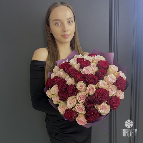 Букет из 51 розовой и красной  розы 40см