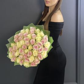 Букет из 51 розовой и белой розы 40см