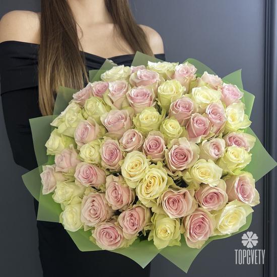 Букет из 51 розовой и белой розы 40см