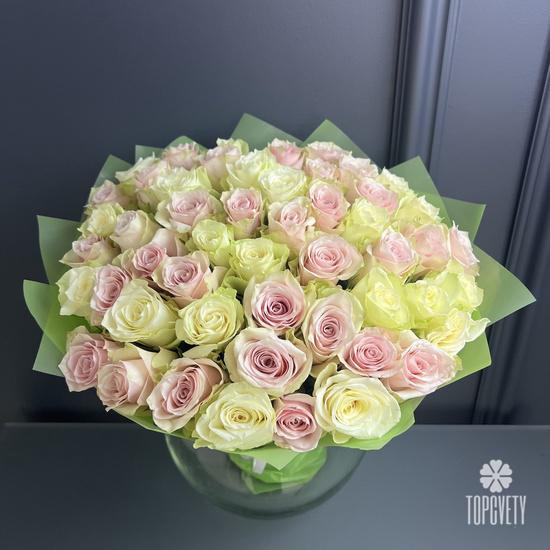 Букет из 51 розовой и белой розы 40см