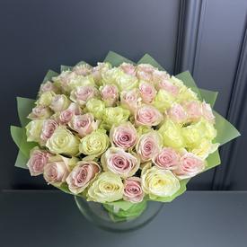 Букет из 51 розовой и белой розы 40см