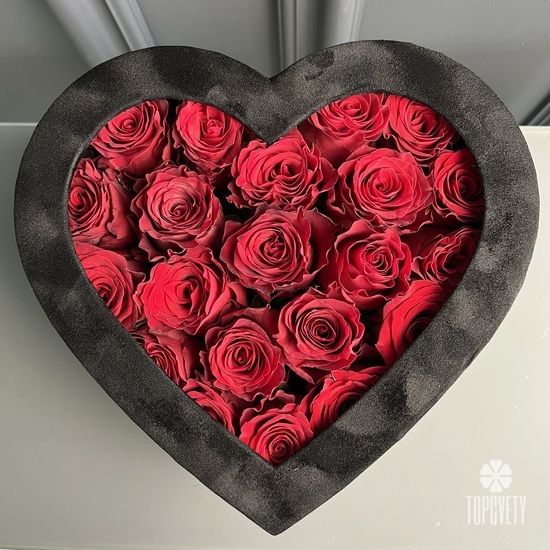 Букет из 25 красных роз в виде сердца 