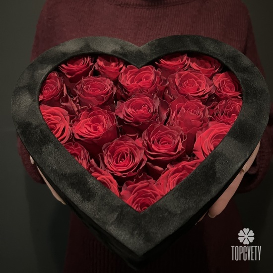 Букет из 25 красных роз в виде сердца 