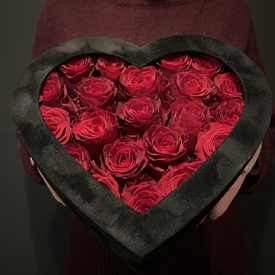 Букет из 25 красных роз в виде сердца 