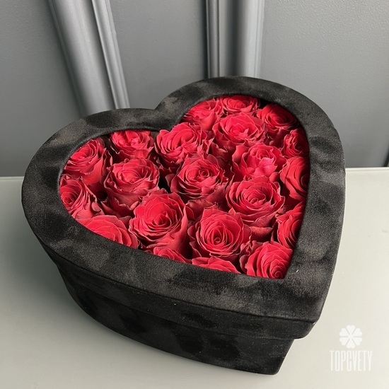 Букет из 25 красных роз в виде сердца 