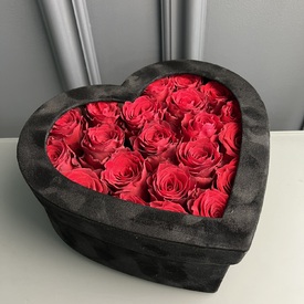 Букет из 25 красных роз в виде сердца 