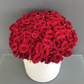 Композиция из 75 красных роз в коробке