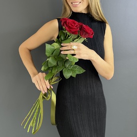 Букет из 7 красных роз Ред Наоми 70см