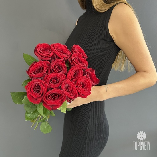 Букет из 13 красных роз Ред Наоми 70см