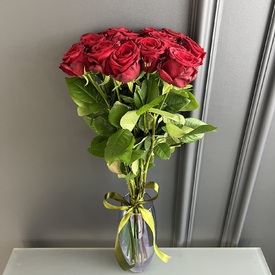 Букет из 15 красных роз Ред Наоми 70см