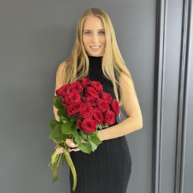 Букет из 15 красных роз Ред Наоми 70см