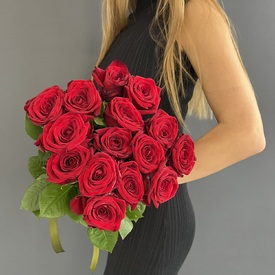 Букет из 15 красных роз Ред Наоми 70см