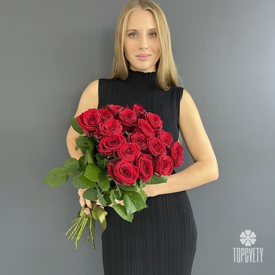 Букет из 17 красных роз Ред Наоми 70см