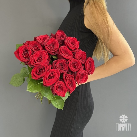 Букет из 17 красных роз Ред Наоми 70см