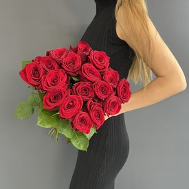 Букет из 17 красных роз Ред Наоми 70см