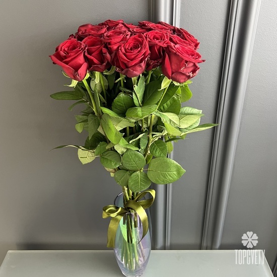 Букет из 17 красных роз Ред Наоми 70см