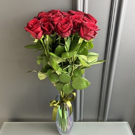 Букет из 17 красных роз Ред Наоми 70см