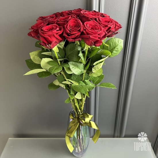 Букет из 17 красных роз Ред Наоми 70см