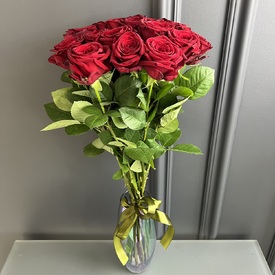 Букет из 17 красных роз Ред Наоми 70см