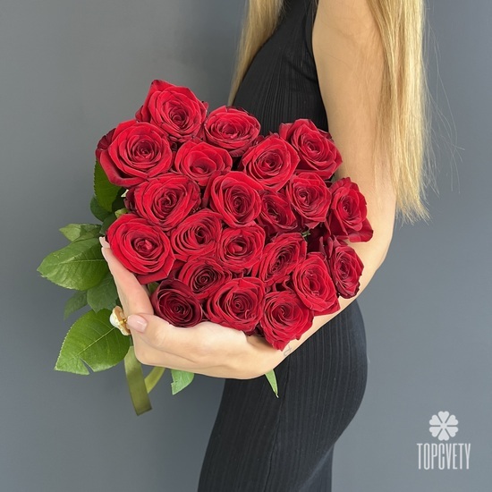Букет из 21 красной розы 70см