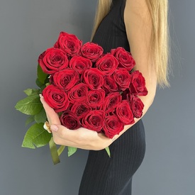 Букет из 21 красной розы 70см