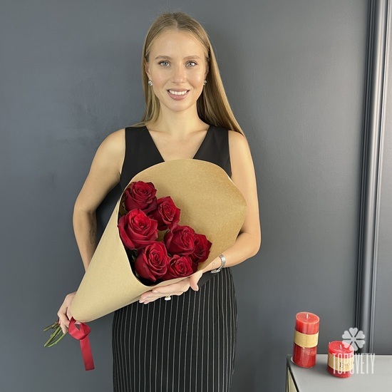 Букет из 7 красных роз Эксплорер в крафте 70см