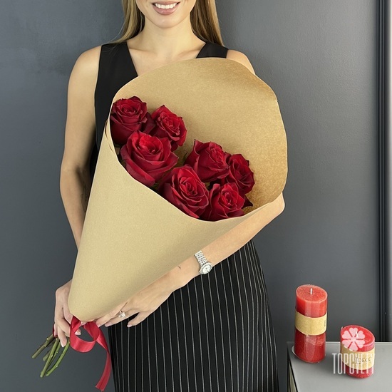 Букет из 7 красных роз Эксплорер в крафте 70см