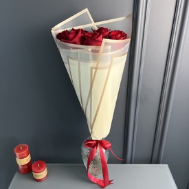 Букет из 7 красных роз Эксплорер в пленке 70см