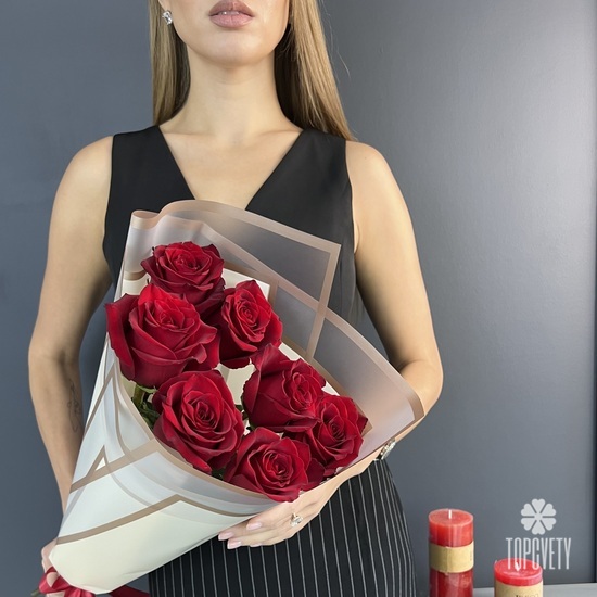 Букет из 7 красных роз Эксплорер в пленке 70см