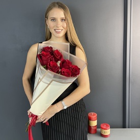 Букет из 7 красных роз Эксплорер в пленке 70см