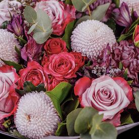 Букет из роз и хризантем